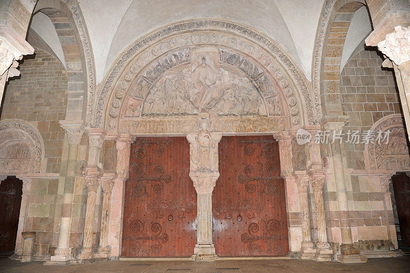 韦泽莱大殿的主入口大厅