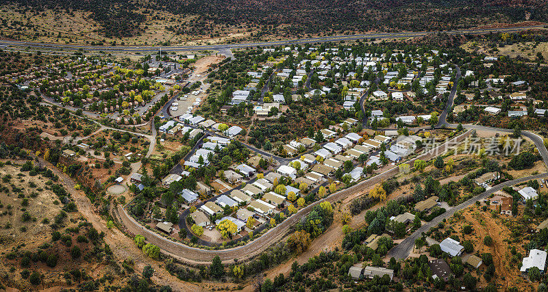 空中全景俯瞰郊区沙漠住宅拖车公园住房亚利桑那州