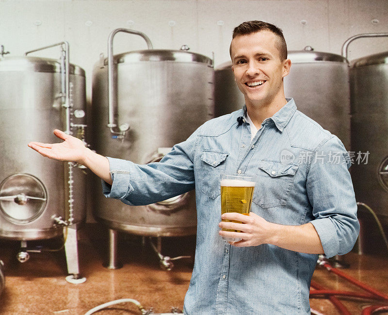微笑的男酿酒师在啤酒厂展示