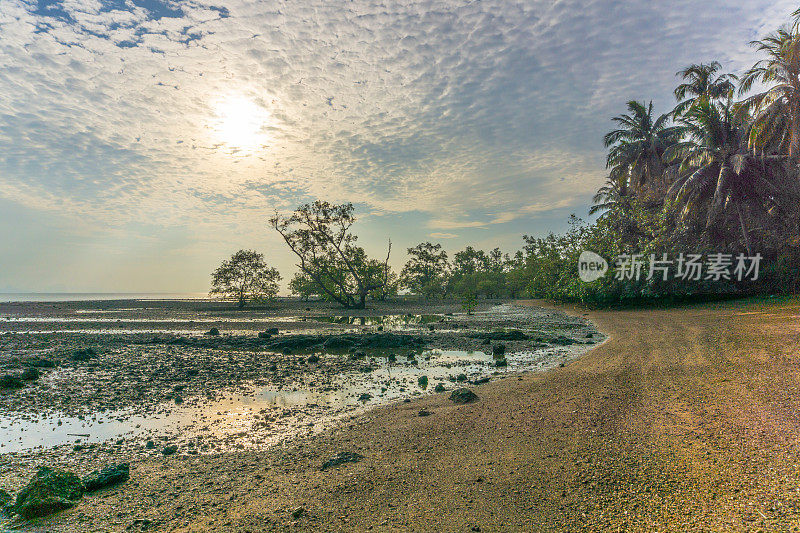泰国甲米安达曼海高兰塔海滩上的热带夏日日出。