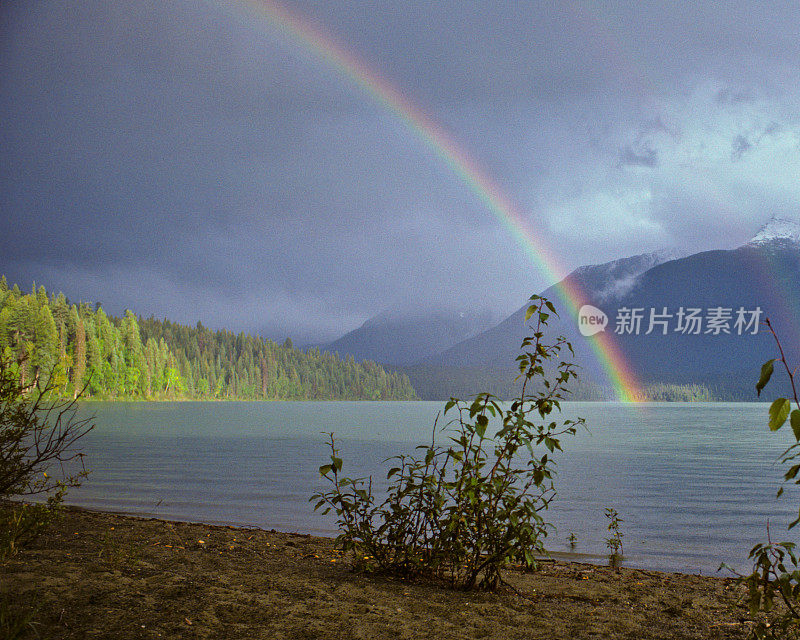 傍晚湖面上的彩虹