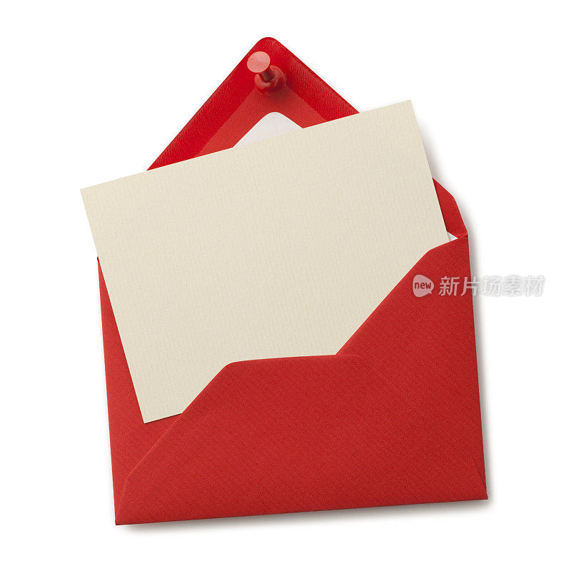 白色表面上别着空白纸的红色信封