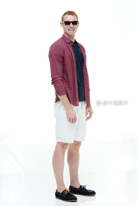 微笑随意的男性看着镜头