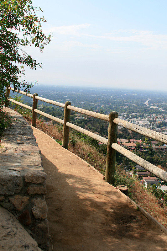 加利福尼亚陡峭山坡上狭窄的徒步小径