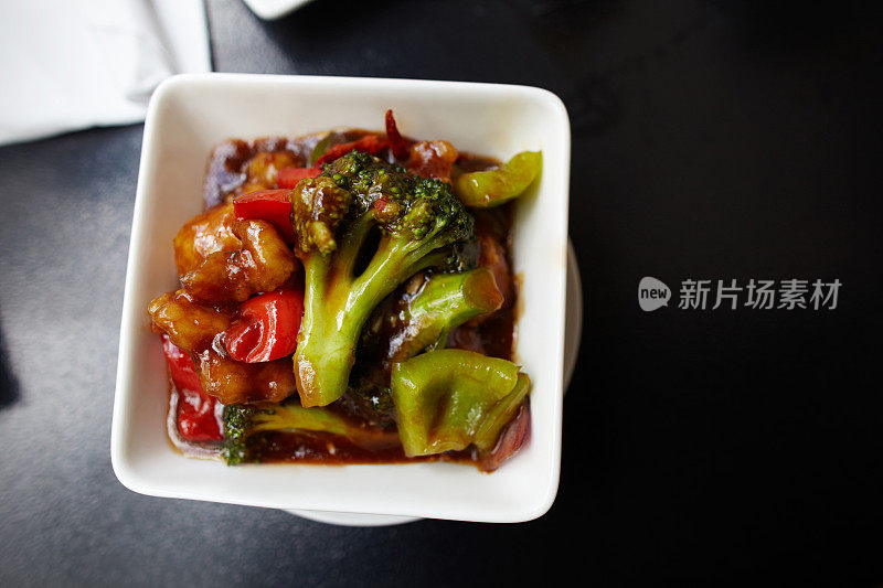 黑豆鸡丁在碗中煸炒