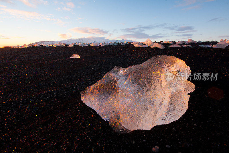 冰岛Jokulsarlon海滩上的冰山