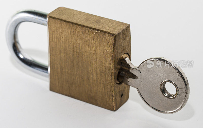 旧银钥匙在旧黄铜挂锁