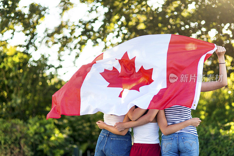 挥舞着加拿大国旗的少女