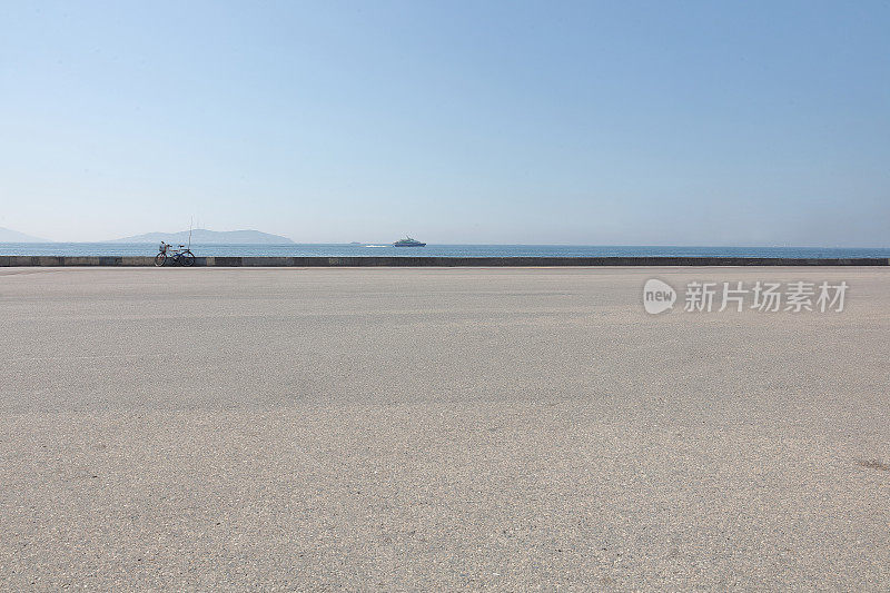 海滨背景的沥青地面空间