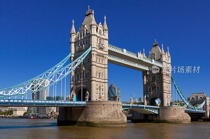 英国伦敦塔桥和泰晤士河的早晨。