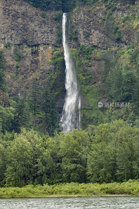 穆尔特诺玛瀑布来自俄勒冈州哥伦比亚河上的瀑布