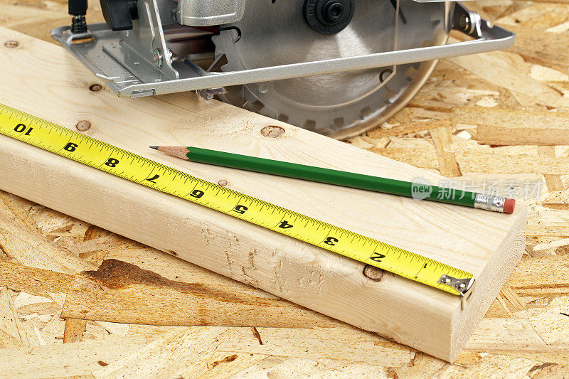 卷尺测量木材和圆锯