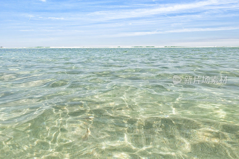 清澈的浅海，康沃尔南部海岸，佩德范德海滩