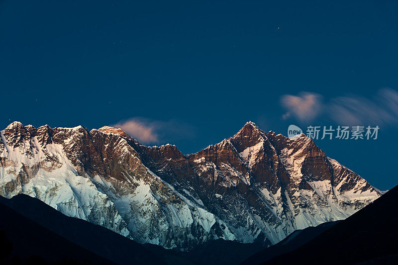 喜马拉雅山夜景-珠穆朗玛峰和洛子峰