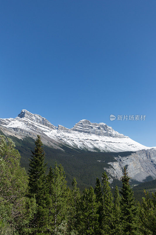 加拿大落基山脉的山顶景色