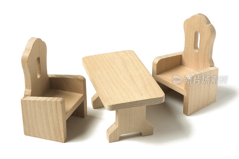 桌子和两把木椅，玩具