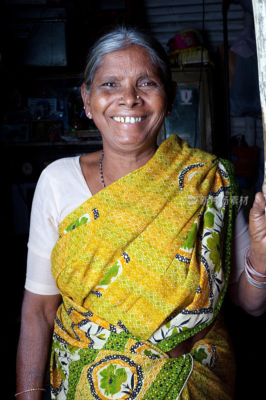 快乐的印度老妇人垂直肖像