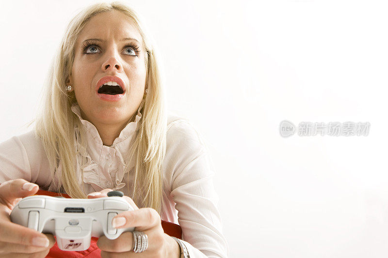 正在玩电子游戏的惊讶女人