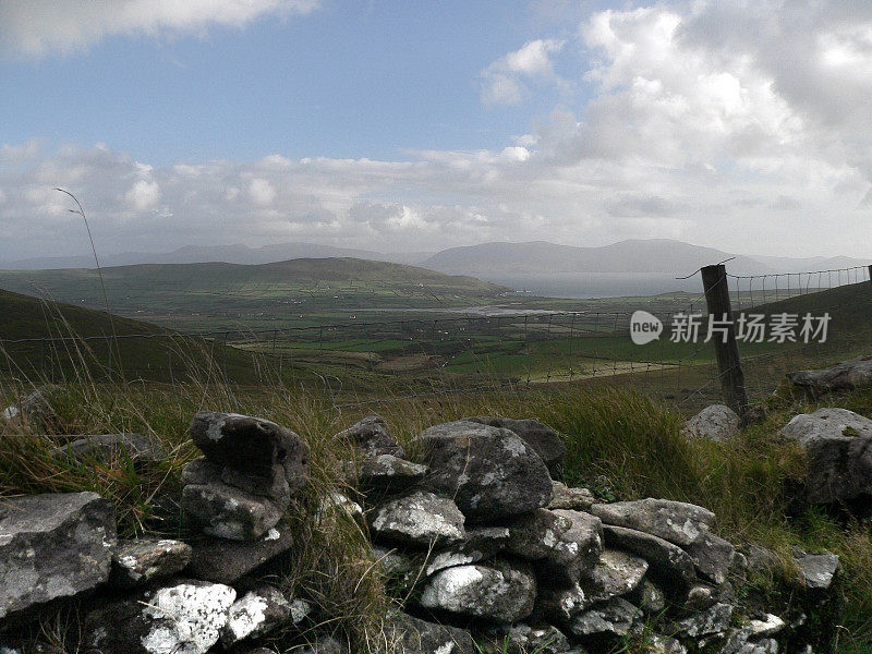 爱尔兰石壁沟和篱笆俯瞰丁格尔科克里