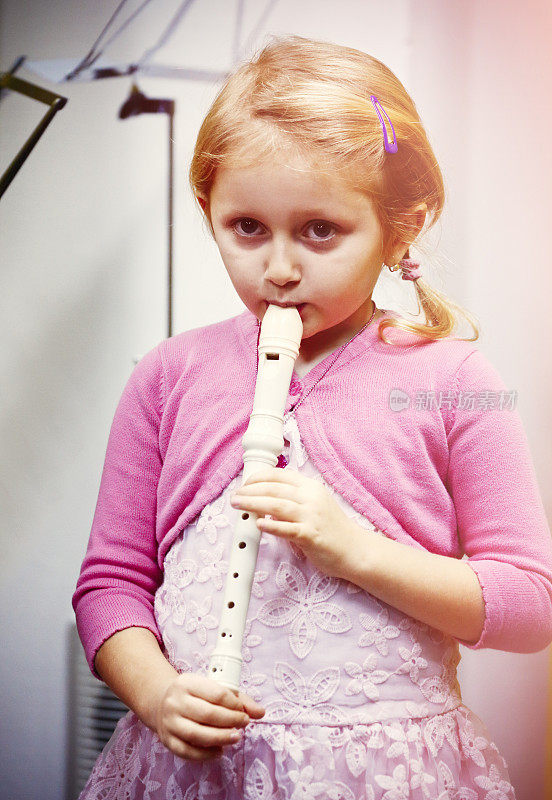 小女孩吹笛子