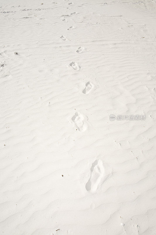 脚印在沙滩上
