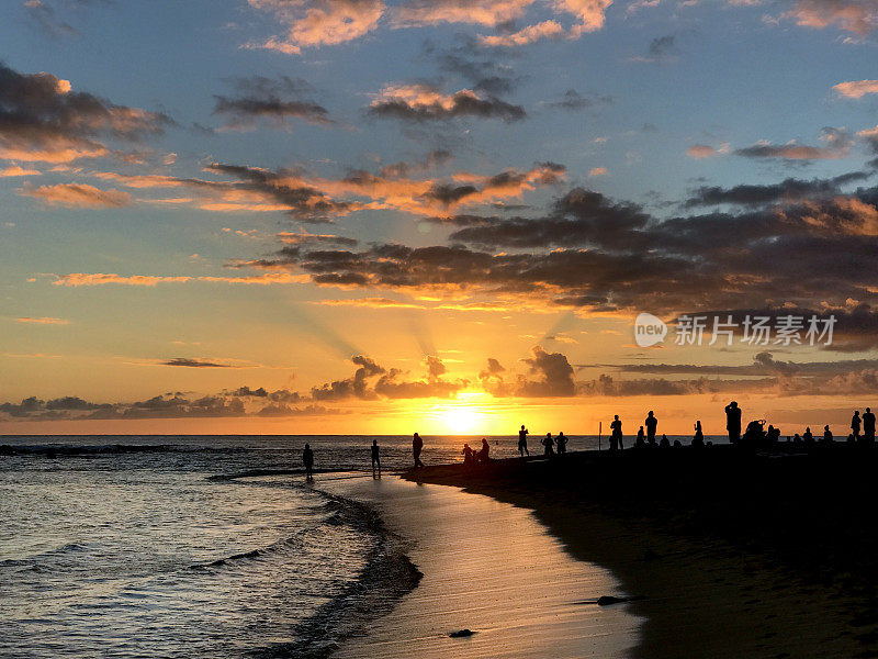 考艾岛波伊普海滩上的夏威夷日落