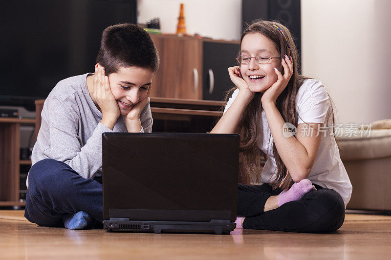 十几岁的男孩和女孩用笔记本电脑