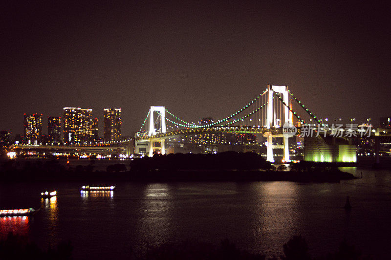 夜景彩虹桥和东京湾