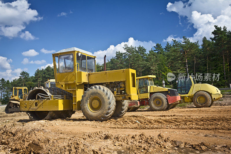 压路机和推土机用于道路建设