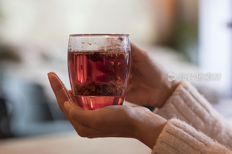 年轻女子手捧一杯冬茶