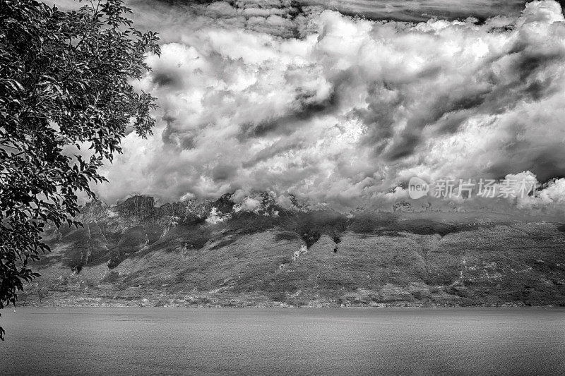 加尔达湖。黑色和白色