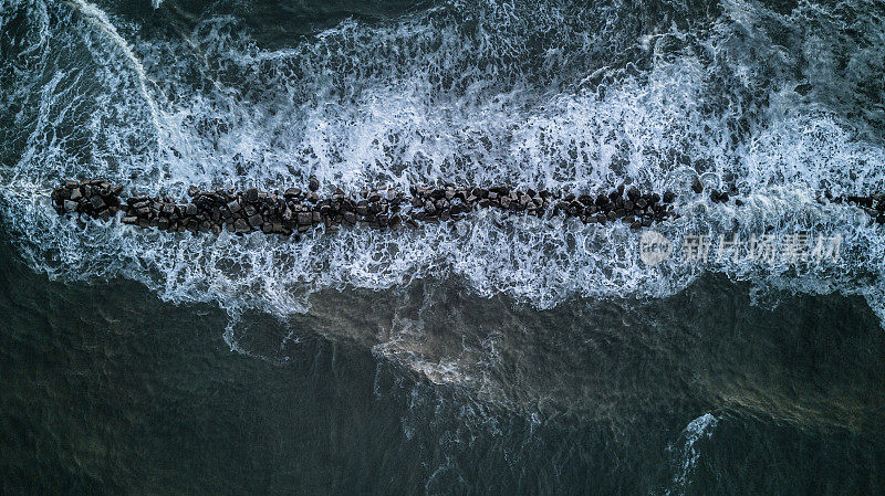 暴风雨天气下的海浪