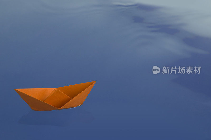 橙色宁静折纸船