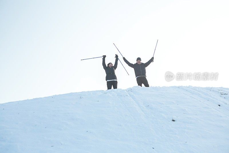 在山顶的夫妇冬季徒步旅行庆祝
