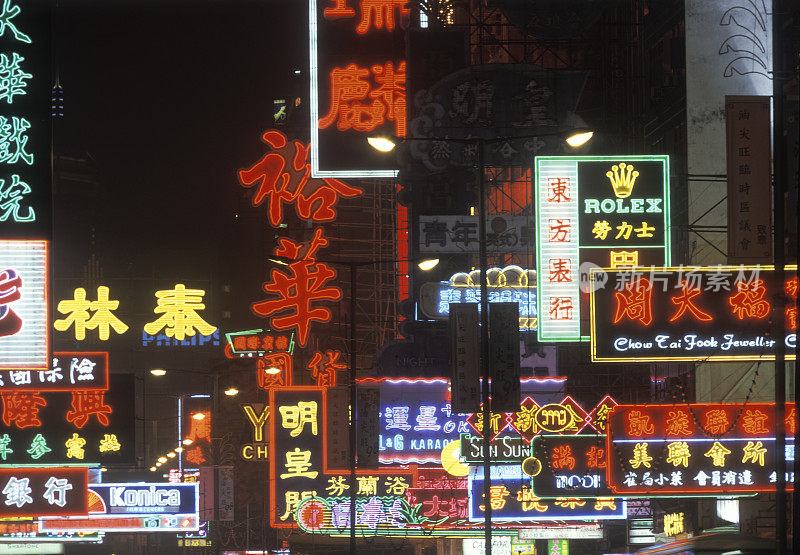 中国香港九龙弥敦道的霓虹灯。这张图片有GPS标记