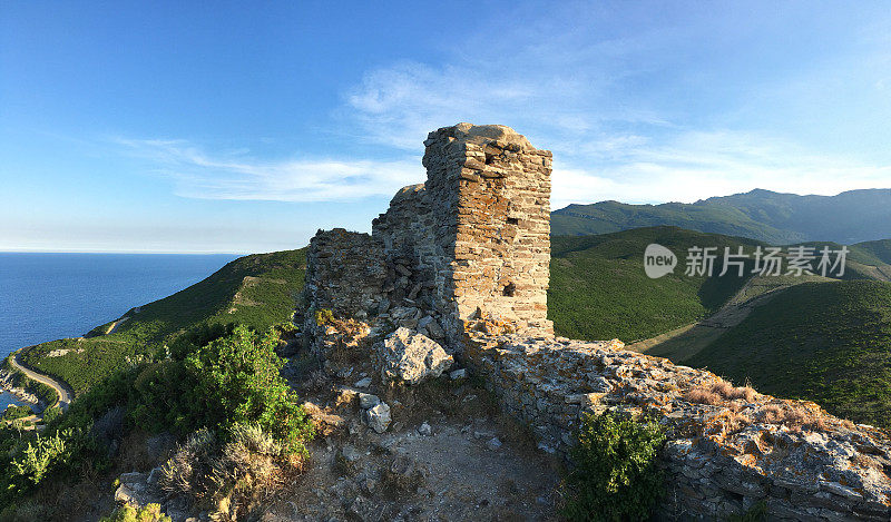 Pietracorbara的Ampuglia塔。科斯角中世纪城堡的遗迹。科西嘉岛。法国。