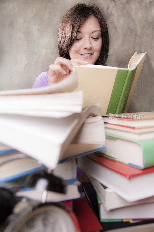 教育:女人在大学宿舍里学习。