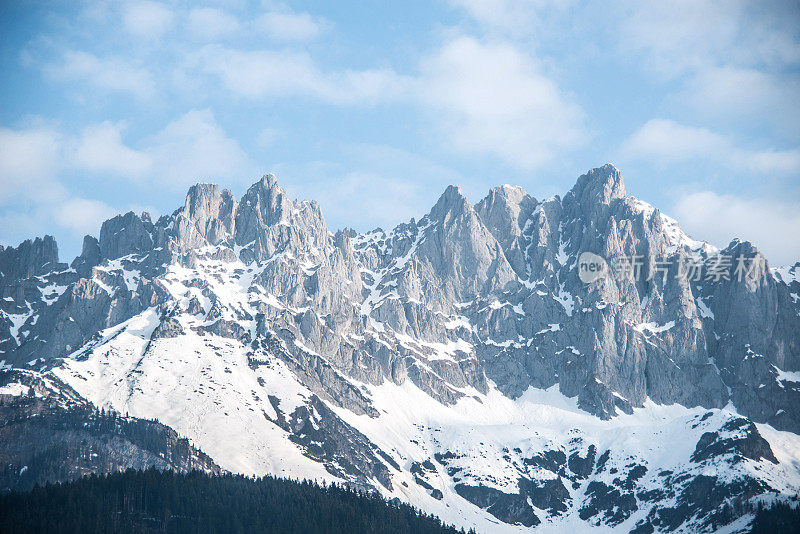 的多雪小山高峰。怀尔德凯瑟