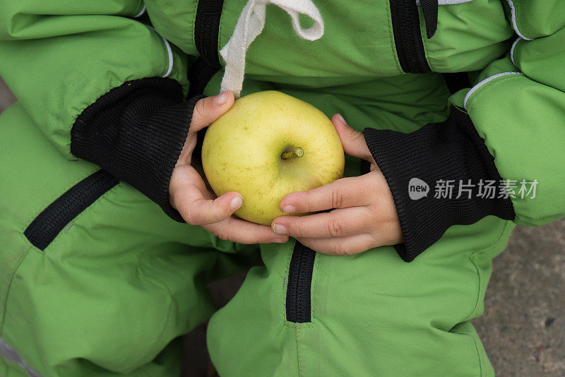 黄色的苹果在孩子的手中