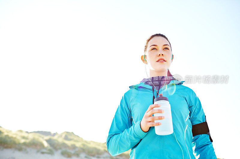 自信的运动型女人拿着水瓶