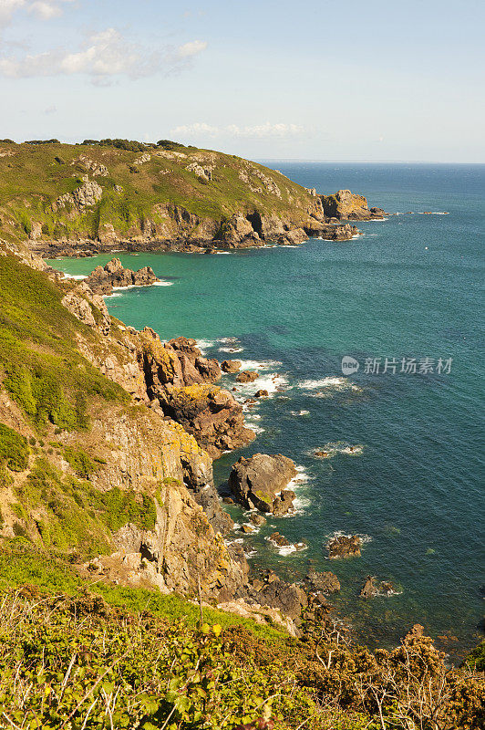 根西岛崎岖的海岸线