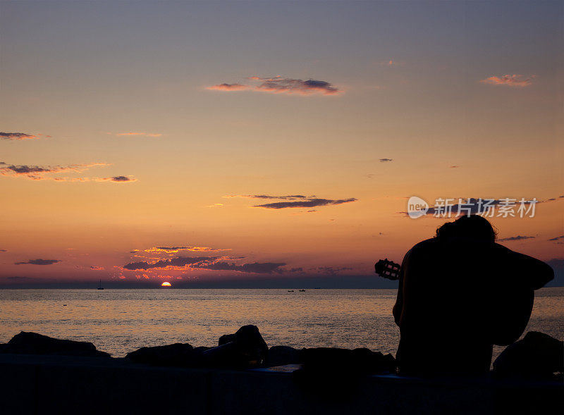 在夕阳下弹奏吉他