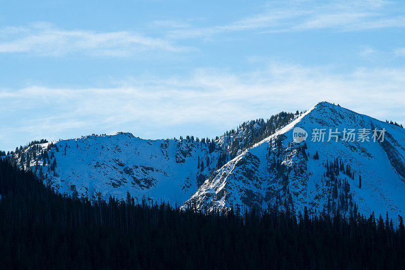 崎岖的山顶在冬天