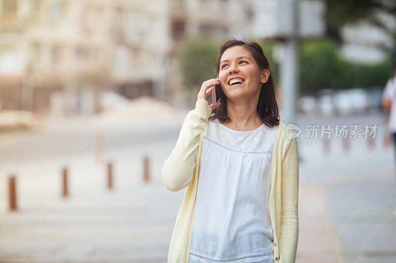 有魅力的女人在街上打电话