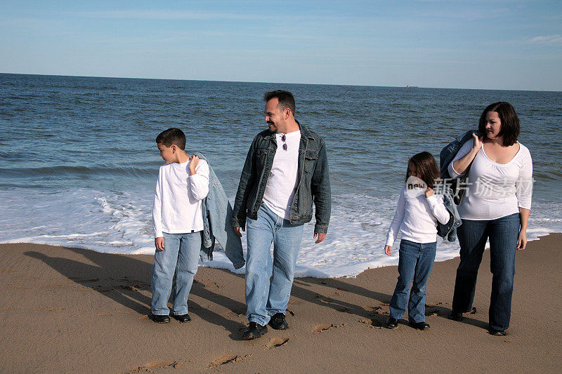 一家人在海滩上看海浪