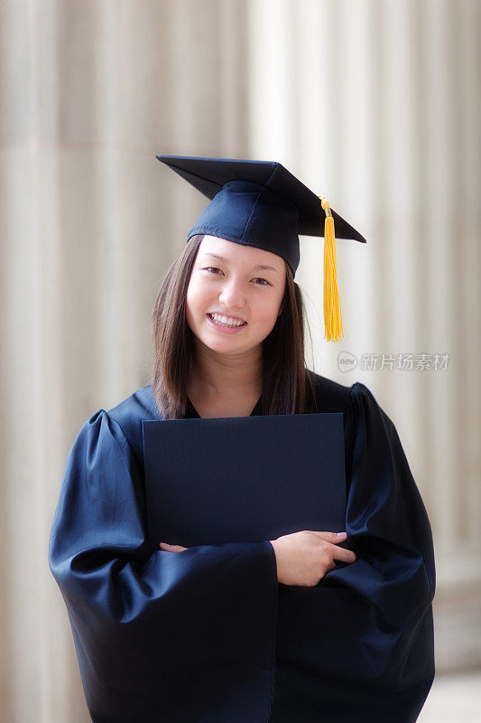 毕业学生的肖像与文凭垂直