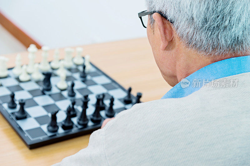 老人下棋