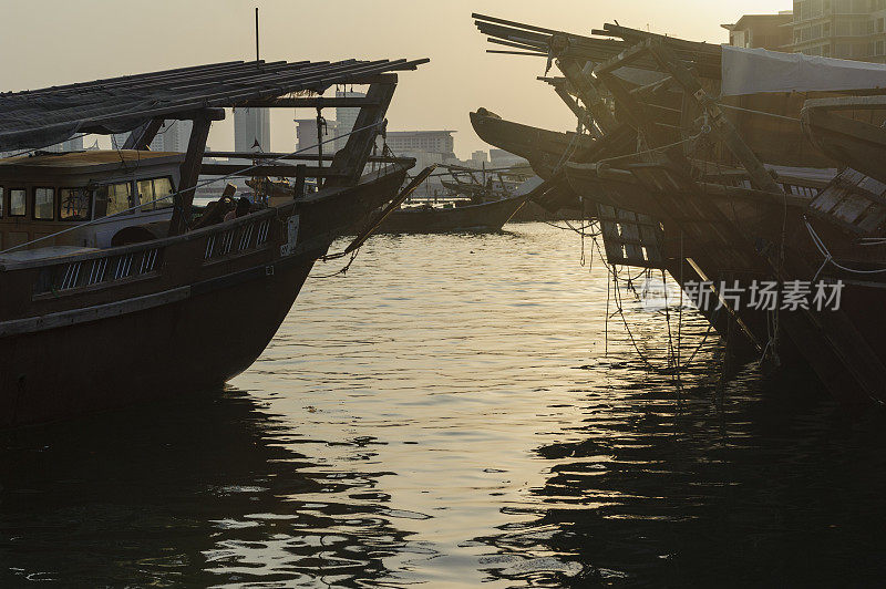 日落时巴林的单桅帆船