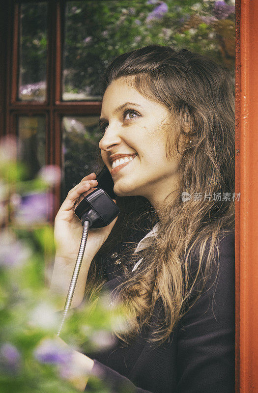 伦敦电话亭里的美丽女孩