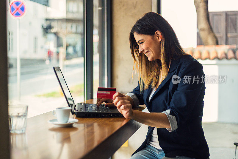 女人正在用笔记本电脑网上购物